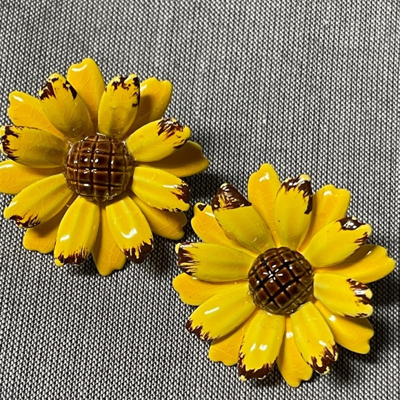 no markings Jewelry - Vintage sunflower clip Earrings